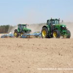 IS DSCF7159 150x150 John Deere 6195M i 8230 + Farmet Kompaktomat w pustynnej uprawie 2019 – FOTO