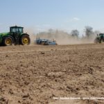 IS DSCF7180 150x150 John Deere 6195M i 8230 + Farmet Kompaktomat w pustynnej uprawie 2019 – FOTO