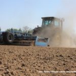 IS DSCF7187 150x150 John Deere 6195M i 8230 + Farmet Kompaktomat w pustynnej uprawie 2019 – FOTO