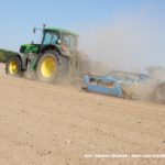 IS DSCF7191 150x150 John Deere 6195M i 8230 + Farmet Kompaktomat w pustynnej uprawie 2019 – FOTO