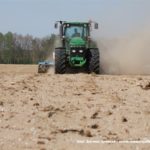 IS DSCF7200 150x150 John Deere 6195M i 8230 + Farmet Kompaktomat w pustynnej uprawie 2019 – FOTO