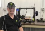 fot2  JohnDeere 3Dclips 150x103 Czapka z daszkiem z maską ochronną? Inżynierowie John Deere stworzyli unikalny projekt