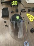 fot4 JohnDeere 3Dclips 113x150 Czapka z daszkiem z maską ochronną? Inżynierowie John Deere stworzyli unikalny projekt