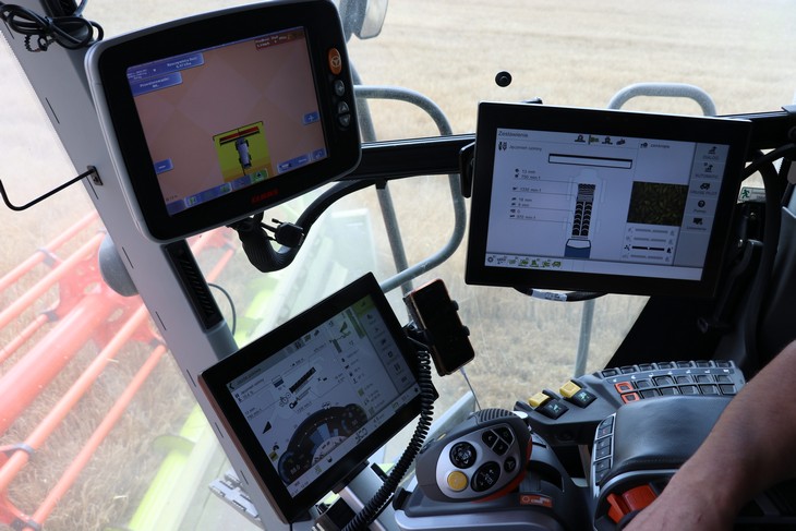 Claas Lexion kabina Przygotowanie kombajnu i codzienna praca w czasie żniw ? na co zwrócić uwagę?