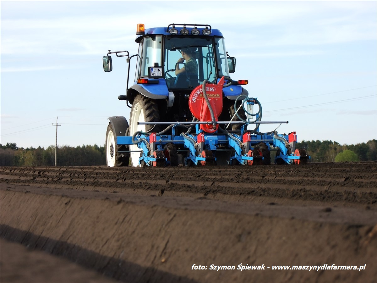 IS DSCF8043 John Deere 8400R, 8230, 6195M, New Holland TD5 w siewie buraków   FOTO