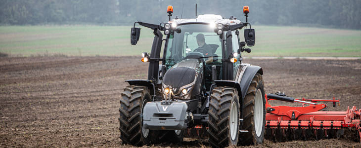 Valtra G Kuhn MULTI LEADER XT z tytułem FARM MACHINE 2022 w kategorii Uprawa Roli