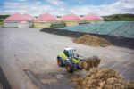 ladowarka kolowa claas praca przy odborniku 2 150x100 Ładowarka kołowa w rolnictwie. Wszechstronność i funkcjonalność w codziennej pracy