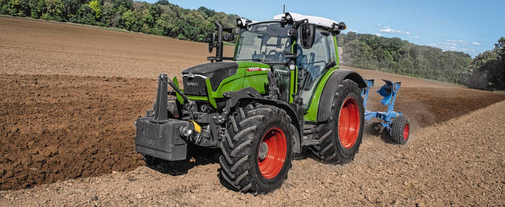 Fendt 200 Vario nowy 2021 Przyczepa niskopodwoziowa Fliegl ZTS 200   zwiększa mobilność sprzętu rolniczego