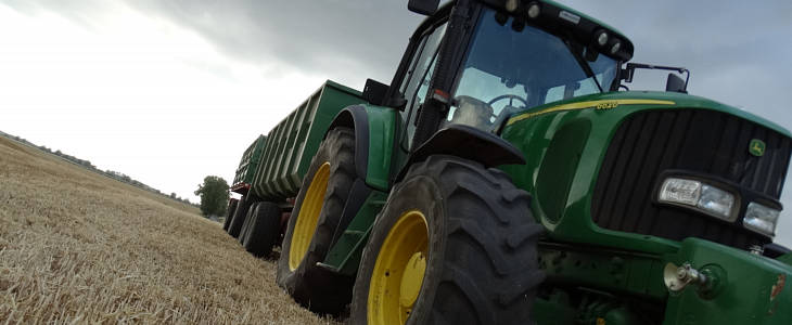 John Deere ciagniki w transporcie zniwa 2020 film Opryski 2020 w zielono żółtych barwach   John Deere 6420 + John Deere 740 (VIDEO)