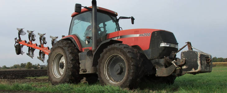 Case MX zimowa orka 2020 film W zimowej orce: New Holland T8040 i 5 skib od Kverneland   VIDEO