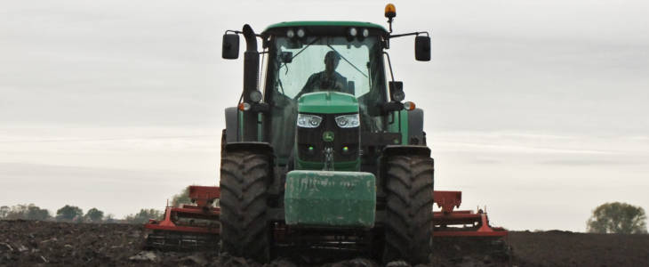 John Deere 6150M film 2020 Siew groszku w gospodarstwie Spichlerz Jaskóły, w polu John Deere 8230 i 6195M