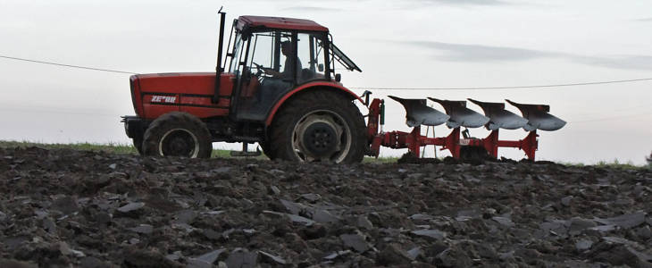 Zetor Unia orka 2020 film W zimowej orce: New Holland T8040 i 5 skib od Kverneland   VIDEO