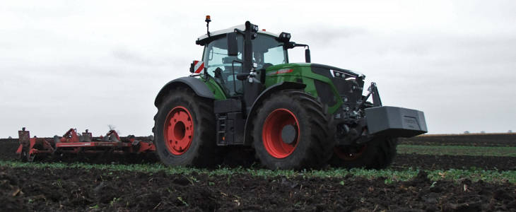 Fendt 936 Vario Horsch Tiger film Żniwa z John Deere w miniaturze