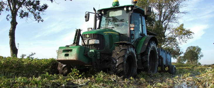 Jojm Deere 5100R JCB seler 2020 film Wyciąganie przyczepy   ciągniki John Deere mają co robić (VIDEO)