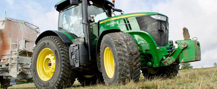 MICHELIN RoadBib opony rolnicze John Deere MICHELIN AxioBib IF 900/65 R46   największa opona do ciągników