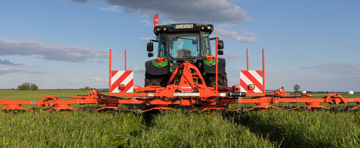 Zielone Agro Show 2021 przesrząsacze zgrabiarki Prasoowijarka KUHN FBP 3135 z systemem owijania folią