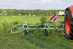 koszenie i zbiór traw UŁĘŻ 2021 230 150x100 Pokazy koszenia i zbioru traw w Ułężu   Pokaz przetrząsaczy i zgrabiarek   fotorelacja