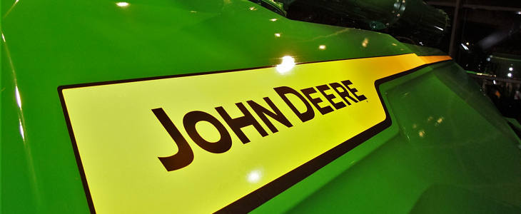 John Deere Landini 7 175 z przyczepą samozbierającą Lely Tigo 60RD w jesiennym krajobrazie