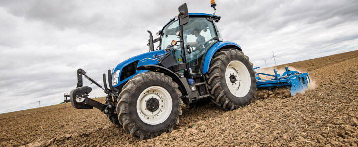 New Holland T5 Utylity Stage V John Deere z największą sprzedażą ciągników w październiku