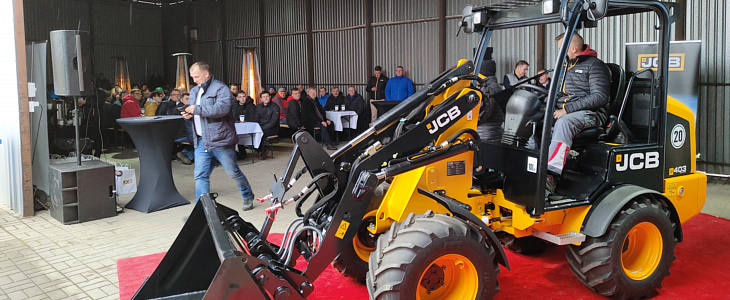 Agrihandler JCB Demo Dealer Tour 2021 podsumowanie Wielozadaniowy JCB Fastrac 4220 przystosowany do transportu drewna