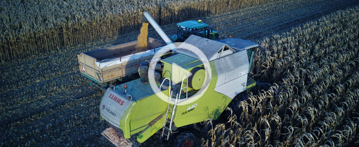 Claas Tucano 440 kukurydza 2021 film Claas Tucano 440 w asyście ciągników John Deere i Fendt   Kukurydza 2013 (VIDEO)