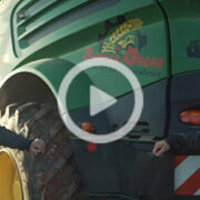John Deere sieczkarnia 8000 2022 film 180x180 Jak powstają prasy i ładowacze czołowe John Deere?   VIDEO