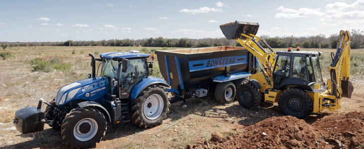 New Holland koparko ladowarka D John Deere 7R 290 II Gen na kujawskich polach   FOTO