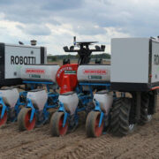 ROBOTTI Vantage robot rolniczy 180x180 ROPA Tiger 6XL z 9 rzędowym wyorywaczem, New Holland T7.220 + JOSKIN – VIDEO