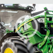 John Deere 6R pod maska 2022 film 180x180 Jak powstają prasy i ładowacze czołowe John Deere?   VIDEO