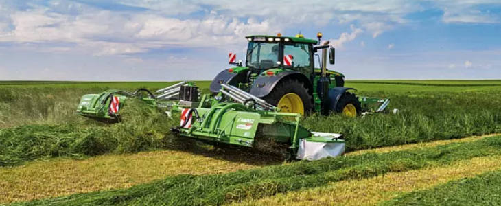 SaMASZ Agrotech 2022 Orka na 28 skib 2017. W polu ciągniki John Deere 7290R, 7310R, 8260R   FOTO