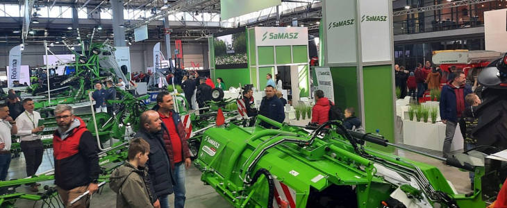 Samasz Agrotech 2022 1 Pokazy koszenia i zbioru traw w Ułężu – Pokaz przetrząsaczy i zgrabiarek   fotorelacja