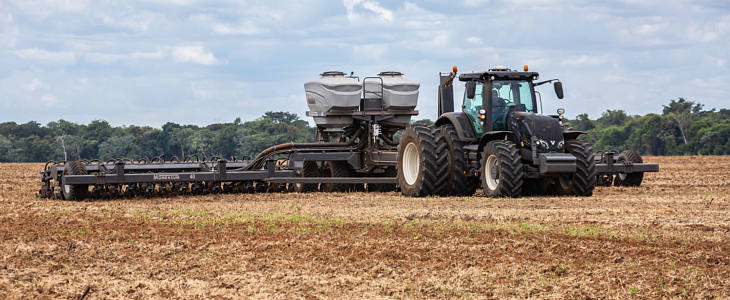 Valtra SECTION CONTROL 96 WITH MULTIBOOM 1 Valtra Unlimited Smart Top Link   Poprawiona dokładność aplikacji nawozu