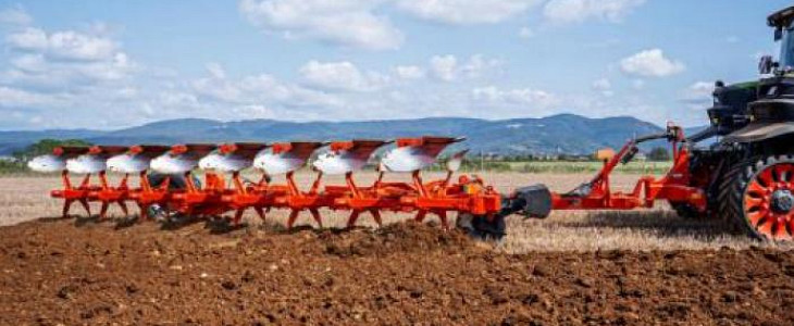 Kuhn MULTI LEADER XT Pöttinger JUMBO 7000 z tytułem FARM MACHINE 2022