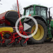 John Deere 7530 Vaderstad Tempo kukurydza 2022 film 180x180 Siew trawy w kukurydzę   pielnik + siewnik APV, New Holland TD5050   VIDEO