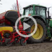 John Deere 7530 Vaderstad Tempo kukurydza 2022 film 180x180 Szkolenia operatorów siewników Väderstad Tempo
