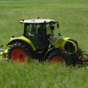Krowie na zdrowie pierwszy pokos traw Claas 180x180 Czy warto inwestować w oryginalny ładowacz czołowy?