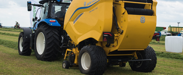 New Holland Zielone Agro Show 2022 John Deere 7310R i 8260R w uprawie pożniwnej   FOTO