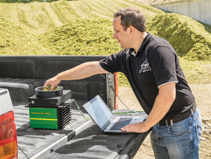 r2c013868 LSC 03 Zbiór traw z nowoczesną technologią   poznaj John Deere HarvestLab