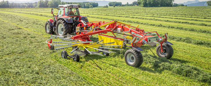 Pottinger TOP 882C zgrabiarka Orka na 28 skib 2017. W polu ciągniki John Deere 7290R, 7310R, 8260R   FOTO
