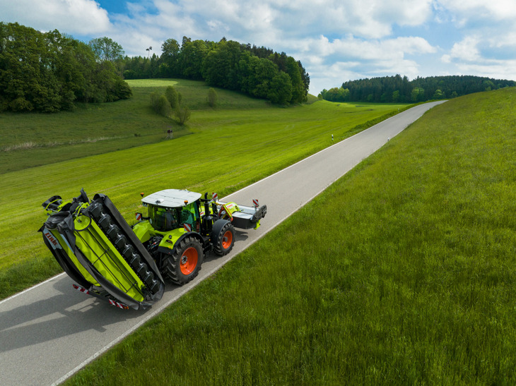 Claas kosiarki 002 Najszersza kosiarka doczepiana bez wysięgników teleskopowych: CLAAS DISCO 1010 ze składaniem wektorowym