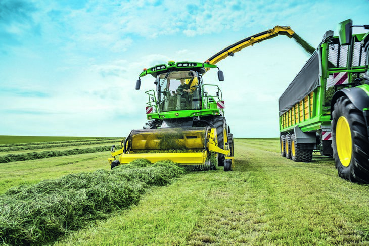 John Deere 9000 edycja 2023 1 Nowe rozwiązania w sieczkarniach John Deere   większa moc i wysoka przepustowość