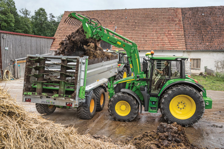 John Deere Piotr Mizerny 3 Od jednej krowy do 2,5 mln l mleka rocznie, czyli jak rozwijać biznes w oparciu o sprawdzone maszyny