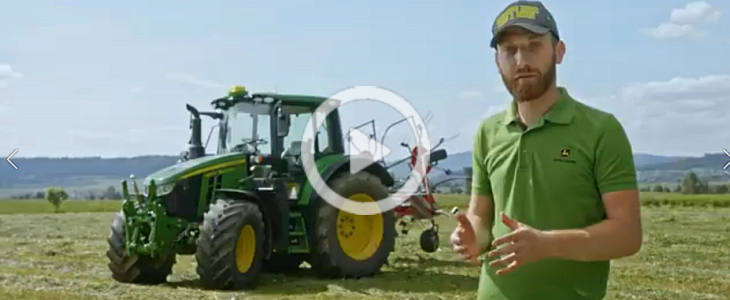 John Deere 6M maszyny zielonkowe 2022 film John Deere 6120M + zgrabiarka Pöttinger TOP 812 – zgrabny zestaw formujący pokos