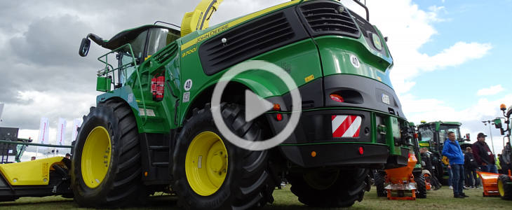 John Deere 8000 9000 polska premiera 2022 film John Deere wprowadza program gwarantowanego poziomu spalania dla sieczkarni polowych 8600