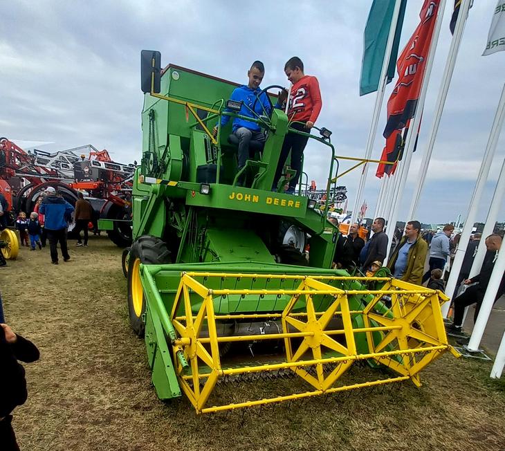 John Deere kombajny Agro Show 2022 Kiedy tradycja łączy się z nowoczesnością, czyli kombajny John Deere na Agro Show 2022