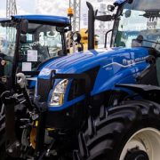 New Holland T5S 180x180 Sprzedaż ciągników w Polsce według danych z CEPIK – kwiecień 2022 r.