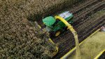 Sequence 030 150x84 Nowy poziom wydajności spod znaku John Deere ? sieczkarnia 9700i