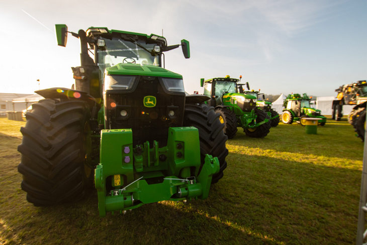 agro show 2022 john deere 8R Wszechstronność i moc w ciągnikach John Deere, nie tylko największych