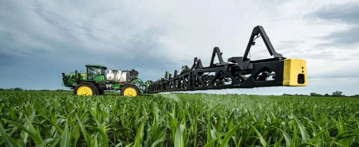 John Deere technologia See  Spray John Deere wprowadza nowy standard sterowania bezkontaktowego między ciągnikiem a opryskiwaczem zaczepianym