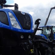 New Holland sprzedaz ciagnikow pazdziernik 180x180 Pokazy koszenia i zbioru traw w Ułężu – Pokaz kosiarek   fotorelacja